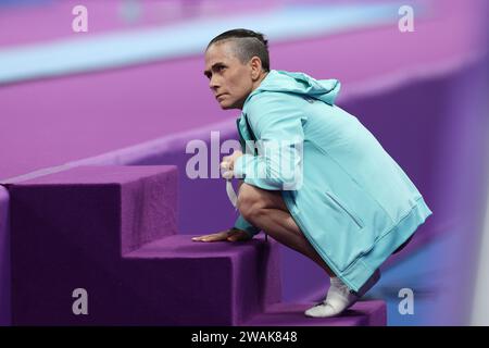 Peking, Chinas Provinz Zhejiang. September 2023. Oksana Chusovitina aus Usbekistan wärmt sich vor dem Vault of Artistic Gymnastics Women's Qualifications and Team Finals bei den 19. Asienspielen in Hangzhou, ostchinesischer Provinz Zhejiang, 25. September 2023. Quelle: Cheng Tingting/Xinhua/Alamy Live News Stockfoto