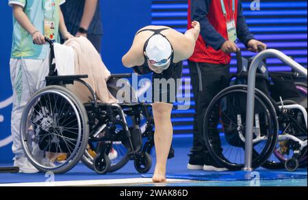 Peking, Chinas Provinz Zhejiang. Oktober 2023. Goldmedaillengewinner Jiang Yuyan aus China begrüßt die Zuschauer nach dem 50 m langen Freistil S6-Finale der Frauen bei den 4. Asiatischen Para-Spielen in Hangzhou, ostchinesische Provinz Zhejiang, 27. Oktober 2023. Quelle: Cai Yang/Xinhua/Alamy Live News Stockfoto