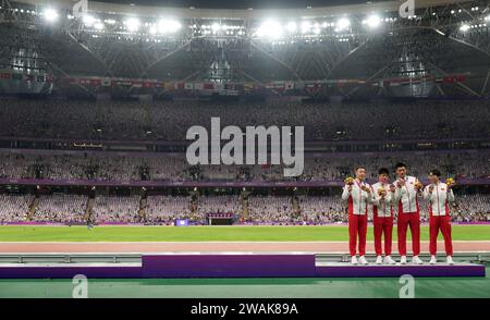 Peking, Chinas Provinz Zhejiang. Oktober 2023. Die Bronzemedaillengewinner Wu Zhiqiang, Su Bingtian, Xie Zhenye und Tang Xingqiang (L bis R) aus China für den 4x100-m-Staffel der Männer bei den Olympischen Spielen 2020 in Tokio nehmen am 4. Oktober 2023 an der Umverteilung der Olympischen Medaillen in Hangzhou, ostchinesischer Provinz Zhejiang Teil. Quelle: Sun Fei/Xinhua/Alamy Live News Stockfoto