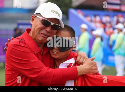 Peking, Chinas Provinz Zhejiang. Oktober 2023. Weng Feibiao (R) aus China und sein Reiseleiter Liu Guoqiang feiern nach den Herren-Singles B1 von Lawn Bowls bei den 4. Asiatischen Para-Spielen in Hangzhou, ostchinesischer Provinz Zhejiang, 25. Oktober 2023. Quelle: Yang Zhisen/Xinhua/Alamy Live News Stockfoto