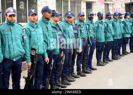 Polizisten stehen während einer Kundgebung von Aktivisten der Ganatantra Mancha, einer Allianz oppositioneller Parteien, auf der sie gegen die bevorstehenden Parlamentswahlen am 5. Januar 2024 in Dhaka, Bangladesch, protestieren. Bangladesch stimmt am 7. Januar in einer Wahl ab, die Premierminister Scheich Hasina nach einem Boykott durch Oppositionsparteien, deren Reihen durch Massenverhaftungen dezimiert wurden, ihre fünfte Amtszeit garantiert. Stockfoto