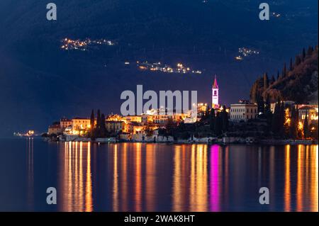 Die Stadt Varenna am Comer See, fotografiert in der Abenddämmerung. Stockfoto