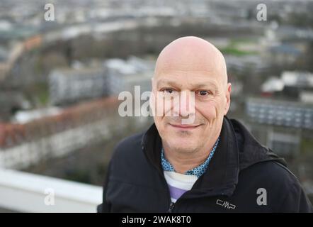 Karlsruhe, Deutschland. Januar 2024. Andreas H. Fink, Professor für Meteorologie am Karlsruher Institut für Technologie (KIT) am Institut für Meteorologie und Klimaforschung, Abteilung Troposphärenforschung, fotografierte auf einem KIT-Hochhaus. Quelle: Uli Deck/dpa/Alamy Live News Stockfoto