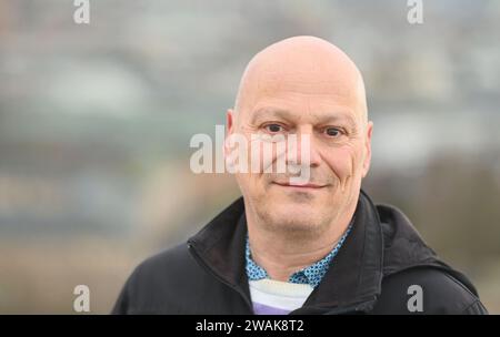 Karlsruhe, Deutschland. Januar 2024. Andreas H. Fink, Professor für Meteorologie am Karlsruher Institut für Technologie (KIT) am Institut für Meteorologie und Klimaforschung, Abteilung Troposphärenforschung, fotografierte auf einem KIT-Hochhaus. Quelle: Uli Deck/dpa/Alamy Live News Stockfoto