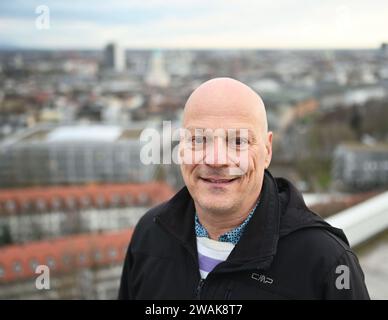 Karlsruhe, Deutschland. Januar 2024. Andreas H. Fink, Professor für Meteorologie am Karlsruher Institut für Technologie (KIT) am Institut für Meteorologie und Klimaforschung, Abteilung Troposphärenforschung, fotografierte auf einem KIT-Hochhaus. Quelle: Uli Deck/dpa/Alamy Live News Stockfoto