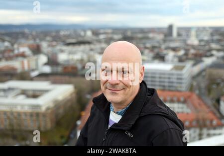 Karlsruhe, Deutschland. Januar 2024. Andreas H. Fink, Professor für Meteorologie am Karlsruher Institut für Technologie (KIT) am Institut für Meteorologie und Klimaforschung, Abteilung Troposphärenforschung, fotografierte auf einem KIT-Hochhaus. Quelle: Uli Deck/dpa/Alamy Live News Stockfoto