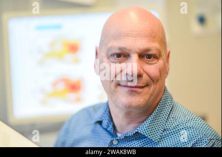 Karlsruhe, Deutschland. Januar 2024. Andreas H. Fink, Professor für Meteorologie am Karlsruher Institut für Technologie (KIT) am Institut für Meteorologie und Klimaforschung, Abteilung Troposphärenforschung, fotografierte in seinem Büro. Quelle: Uli Deck/dpa/Alamy Live News Stockfoto