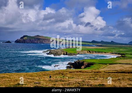 Republik Irland, County Kerry, Dingle Peninsula, Blick von Clogher Head in Richtung Three Sisters Stockfoto