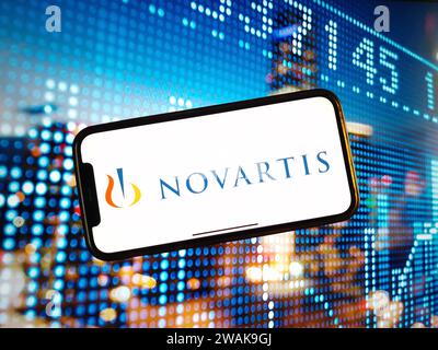 Konskie, Polen – 04. Januar 2024: Das Firmenlogo von Novartis wird auf dem Bildschirm des Mobiltelefons angezeigt Stockfoto