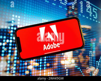 Konskie, Polen – 04. Januar 2024: Das Firmenlogo von Adobe Inc wird auf dem Bildschirm des Mobiltelefons angezeigt Stockfoto
