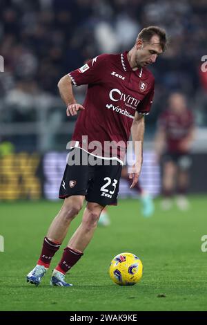 Turin, Italien. Januar 2024. Norbert Gyomber von uns Salernitana im Einsatz während des Coppa Italia Spiels zwischen Juventus FC und uns Salernitana am 4. Januar 2024 in Turin, Italien. Quelle: Marco Canoniero/Alamy Live News Stockfoto