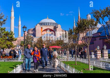 Istanbul, Türkei - 14. November 2023. Blick auf den Sultan Ahmet Park vor der Hagia Sophia Grand Moschee und Hagia Sophia Hurrem Sultan Bathhouse. Su Stockfoto