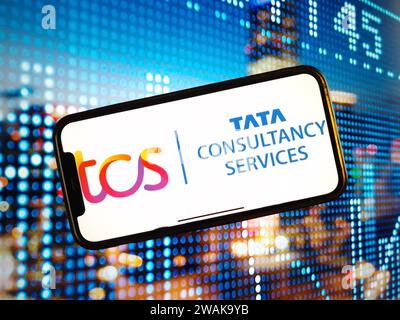 Konskie, Polen - 04. Januar 2024: Das Firmenlogo von TCS Tata Consultancy Services wird auf dem Bildschirm des Mobiltelefons angezeigt Stockfoto