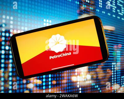 Konskie, Polen – 04. Januar 2024: Das Firmenlogo von PetroChina wird auf dem Bildschirm des Mobiltelefons angezeigt Stockfoto