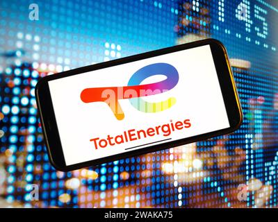 Konskie, Polen - 04. Januar 2024: Das Firmenlogo von TotalEnergies wird auf dem Bildschirm des Mobiltelefons angezeigt Stockfoto