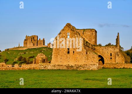 Republik Irland, Munster, County Tipperary, Hore Abbey, ruiniertes Zisterzienserkloster und der Rock of Cashel im Hintergrund Stockfoto