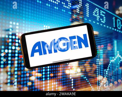Konskie, Polen – 04. Januar 2024: Das Firmenlogo von Amgen wird auf dem Bildschirm des Mobiltelefons angezeigt Stockfoto