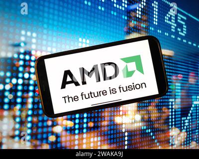 Konskie, Polen – 04. Januar 2024: Das Firmenlogo von AMD Advanced Micro Devices wird auf dem Bildschirm des Mobiltelefons angezeigt Stockfoto