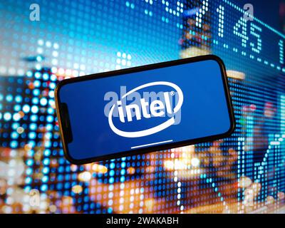 Konskie, Polen – 04. Januar 2024: Das Firmenlogo von Intel wird auf dem Bildschirm des Mobiltelefons angezeigt Stockfoto
