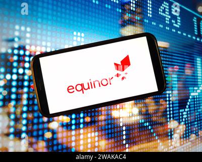 Konskie, Polen – 04. Januar 2024: Firmenlogo von Equinor auf dem Bildschirm des Mobiltelefons Stockfoto