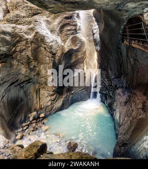 Wunderschöner Wasserfall mit Lichtschein in der Rosenlaui Gletscherschlucht zwischen den Schweizer Alpen in den Berner Alpen, Schweiz Stockfoto