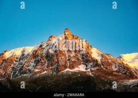 Observatorium und Antennengipfel der Aiguille du Midi vom Mont Blanc-Massiv in den französischen Alpen am Abend in Chamonix, Frankreich Stockfoto