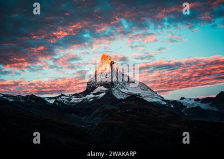 Majestätische Landschaft des Sonnenaufgangs über dem berühmten Berg Matterhorn, Schweizer alpen mit farbenfrohem Himmel in Zermatt, Schweiz Stockfoto