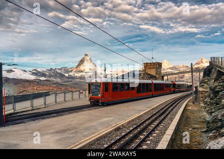 Der elektrische Zug mit dem Matterhorn auf dem Gipfel am Bahnhof Gornergrat in Zermatt, Schweiz Stockfoto