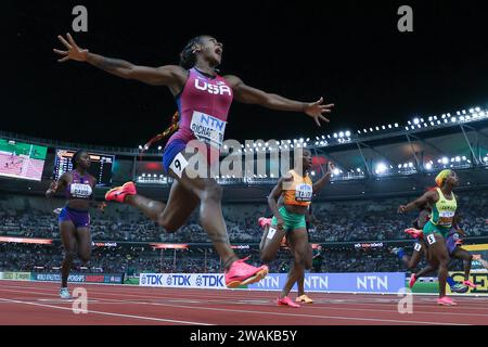 (240105) -- PEKING, 5. Januar 2024 (Xinhua) -- Sha'Carri Richardson (Front) aus den Vereinigten Staaten feiert beim 100-m-Finale der Leichtathletik-Weltmeisterschaften 2023 in Budapest, Ungarn, 21. August 2023. (Foto: Attila Volgyi/Xinhua) Stockfoto