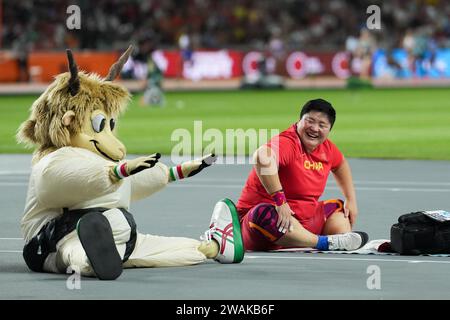 (240105) -- PEKING, 5. Januar 2024 (Xinhua) -- Gong Lijiao aus China wärmt sich mit dem Maskottchen auf, bevor das Women's Shot Put Finale bei den Leichtathletik-Weltmeisterschaften in Budapest, Ungarn, 26. August 2023. (Xinhua/Zheng Huansong) Stockfoto