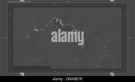 Die Turks- und Caicosinseln werden auf einer Bilevel-Höhenkarte mit Seen und Flüssen mit dem Hauptstadt des Landes hervorgehoben, kartographisches Raster, Distanz Stockfoto