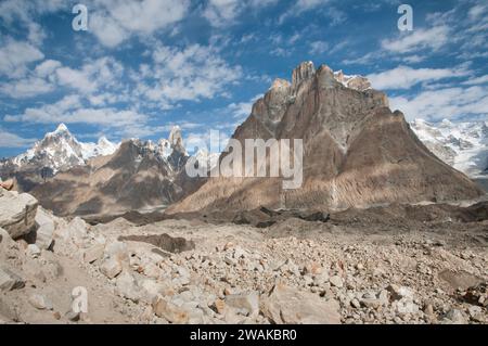 Pakistan, nördliche Gebiete der Karakorum Mountains. Bildbild mit Blick über den mit Trümmern übersäten Baltoro-Gletscher, zum Gipfel des Paiju auf der linken Seite, zum Uli Biaho-Turm in der Mitte und zum Großteil des Großraums Trango auf der rechten Seite. Stockfoto