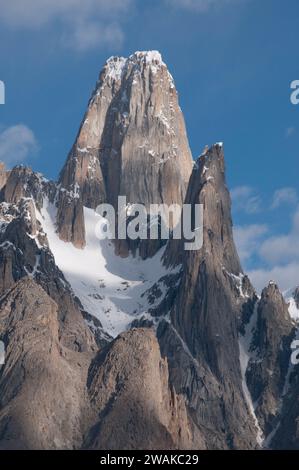 Pakistan, nördliche Gebiete der Karakorum Mountains. Bildliches Bild des Uli Biaho Turms, einer der vielen Granitsteintürme des Baltoro Gletschers. Stockfoto