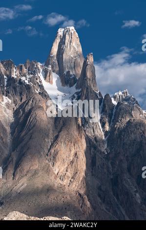 Pakistan, nördliche Gebiete der Karakorum Mountains. Bildliches Bild des Uli Biaho Turms, einer der vielen Granitsteintürme des Baltoro Gletschers. Stockfoto