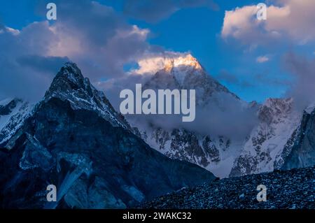 Pakistan, nördliche Gebiete der Karakorum Mountains. Bildaufnahme des Gasherbrum IV. Von hoch auf dem Baltoro-Gletscher bei Concordia, einem Ort, der Bergsteigern als Thronsaal der Berggötter bekannt ist Stockfoto