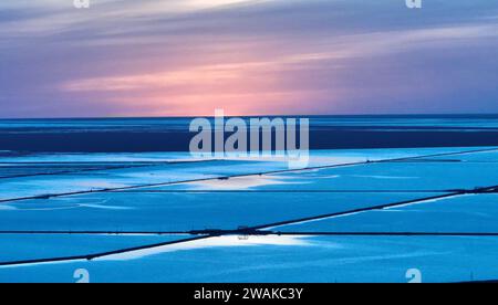 Peking, China. Juni 2023. Dieses Luftbild, das am 8. Juni 2023 aufgenommen wurde, zeigt die Landschaft des Qairhan Salzsees in Golmud, der nordwestlichen chinesischen Provinz Qinghai. Quelle: Zhang Hongxiang/Xinhua/Alamy Live News Stockfoto
