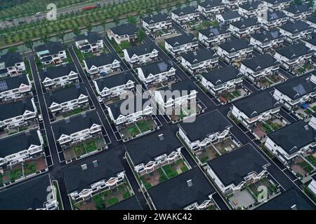 Peking, China. Juni 2023. Dieses Luftbild, das am 8. Juni 2023 aufgenommen wurde, zeigt die lokale Residenz des Dorfes Tengtou in der Stadt Ningbo in der ostchinesischen Provinz Zhejiang. Quelle: Huang Zongzhi/Xinhua/Alamy Live News Stockfoto