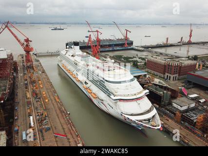 Peking, China. Juni 2023. Dieses Luftbild, aufgenommen am 6. Juni 2023, zeigt Chinas erstes im Inland gebautes großes Kreuzfahrtschiff „Adora Magic City“ im ostchinesischen Shanghai. Chinas erstes im Inland gebautes großes Kreuzfahrtschiff schloss sein Abdocken in Shanghai am 6. Juni 2023 ab und markierte damit seinen vollständigen Übergang in die Debugging-Phase des Docks. Quelle: Ding Ting/Xinhua/Alamy Live News Stockfoto