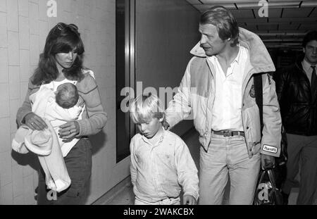 David Soul ist gestorben. David Soul mit Frau und Kindern, die am LAX vom Lake Tahoe im März 1982 ankommen. Hinweis: Ralph Dominguez/MediaPunch Stockfoto