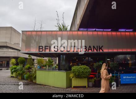 London, Großbritannien. Januar 2024. Außenansicht des BFI Southbank Kinos vor der John Barry Saison. Das BFI (British Film Institute) zeigt ausgewählte Klassiker aus den 60er und 70er Jahren mit der Musik des britischen Komponisten John Barry, darunter James Bond Filme Goldfinger und You Only Live Two, und hat eine Debatte ausgelöst, indem er eine Warnmeldung aufgenommen hat, dass einige der Filme das heutige Publikum beleidigen könnten. Quelle: Vuk Valcic/Alamy Live News Stockfoto