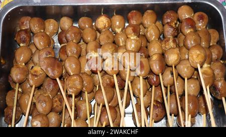 Wachteleier Satay. Mehrere hartgekochte Wachteleier werden in Spieße gelegt, in süßer Sojasauce mit Gewürzen mariniert und weiter gekocht, auch als a s serviert Stockfoto