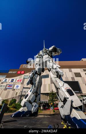 gundam Einhorn-Statue im Park tokyo plaza odaiba von vorne mit Blick nach oben Stockfoto