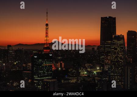 Die hellen Lichter der Stadt tokio und der Turm tokios bei Sonnenuntergang mit einem prunkvollen Leuchten über dem fuji Stockfoto
