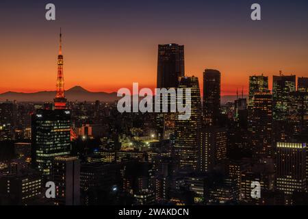 Die hellen Lichter der Stadt tokio und der Turm tokios bei Sonnenuntergang mit einem prunkvollen Leuchten über dem fuji Stockfoto
