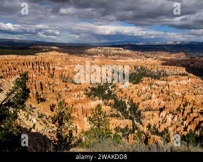 Verzauberter Blick über den Bryce Canyon mit Regen in der Ferne. Stockfoto