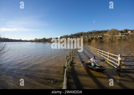 Scharlach Henderson nimmt das Hochwasser in ihrem Haus gebauten Korakel auf, wo der Fluss Avon bei Batheaston nach Sturm Henk seine Ufer geplatzt hat. Stockfoto