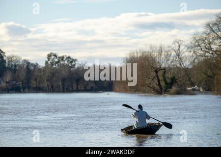 Scharlach Henderson nimmt das Hochwasser in ihrem Haus gebauten Korakel auf, wo der Fluss Avon bei Batheaston nach Sturm Henk seine Ufer geplatzt hat. Stockfoto