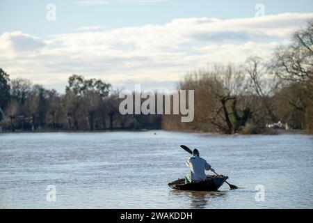 Scharlach Henderson nimmt das Hochwasser in ihrem Haus gebauten Korakel auf, wo der Fluss Avon bei Batheaston nach Sturm Henk seine Ufer geplatzt hat. Stockfoto