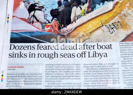 "Dutzende fürchteten tot, nachdem das Boot in rauer See vor Libyen versinkt" Guardian-Zeitung titelt kleine Boote Asylmigration IOM 18 Dezember 2023 London UK Stockfoto