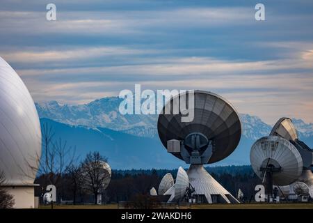 Zahlreiche Antenne der Erdfunkstelle in Raisting. Im Hintergrund die bayerische Alpenpanorama beim Wetterwechsel. Raisting Bayern Deutschland *** zahlreiche Antennen der Erdstation in Raisting im Hintergrund das bayerische Alpenpanorama während des Wetterwechsels Raisting Bayern Deutschland 20230321-6V2A4947 Stockfoto